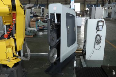 Chine Machine de meulage de robot d&#039;acier au carbone, surface métallique polissant et machine de polonais usine